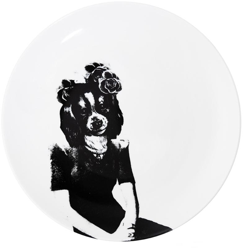 Os Kvinder Porcelænstallerken Mellem Tvilling Hund 26 Cm. fra Lisa Bengtsson