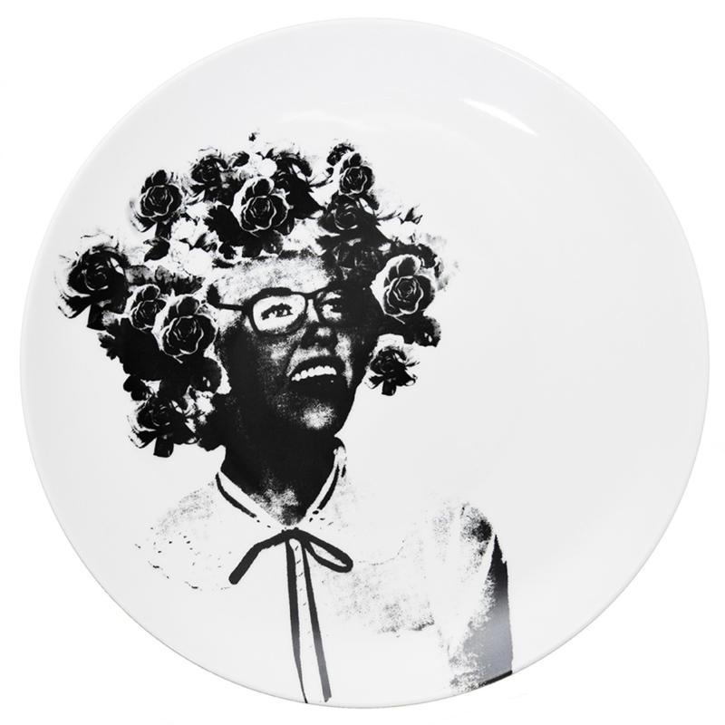 Os Kvinder Porcelænstallerken Mors Nye Pige 26 Cm. fra Lisa Bengtsson